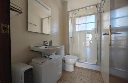 SPACIOUS FLAT WITH SEA VIEWS, FOR 8 PEOPLE WITH 3 BEDROOMS, 2 BATHROOMS and NEXT TO THE BEACH!! - Foto 15