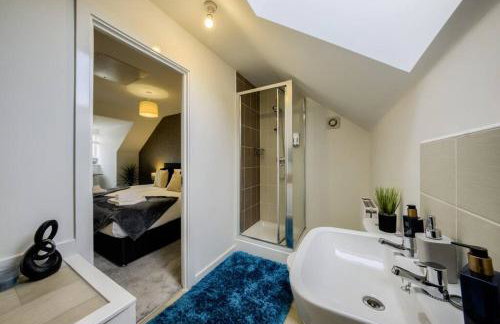 3 BedRoom house, Sleeps 6 with Full Kitchen, Garden and Free Parking - FREE Wi-Fi near Milton Keynes Bowl - Foto 25