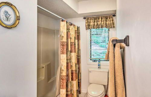 1 Mi to Marina Lake Toxaway Cabin with Fire Pit - Foto 15