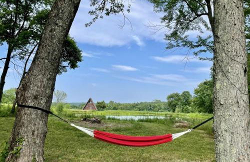Cozy 2BR A-Frame Cabin w Hot Tub & Lake Views - Foto 9