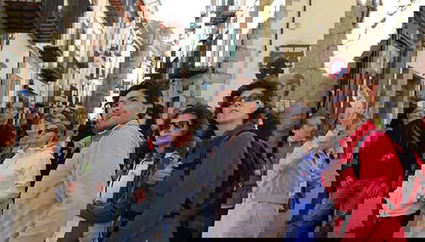 Visita guiada por Morella - Foto 3, Escuchando las explicaciones del guía