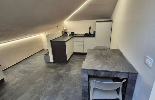 Moderna Mansarda con parcheggio gratuito - Foto 11