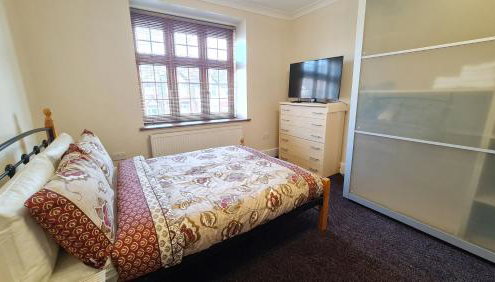 Luxury London House Sleeps x 16, Free Parking, Free Wifi, Garden Patio, Close to tube line easy access to Central London - Foto 2