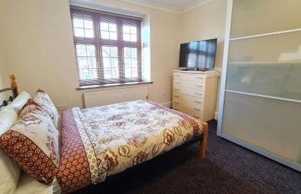 Luxury London House Sleeps x 16, Free Parking, Free Wifi, Garden Patio, Close to tube line easy access to Central London - Foto 2
