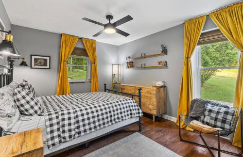 Updated and Spacious Home with Huge Yard Office and Decks - Foto 37