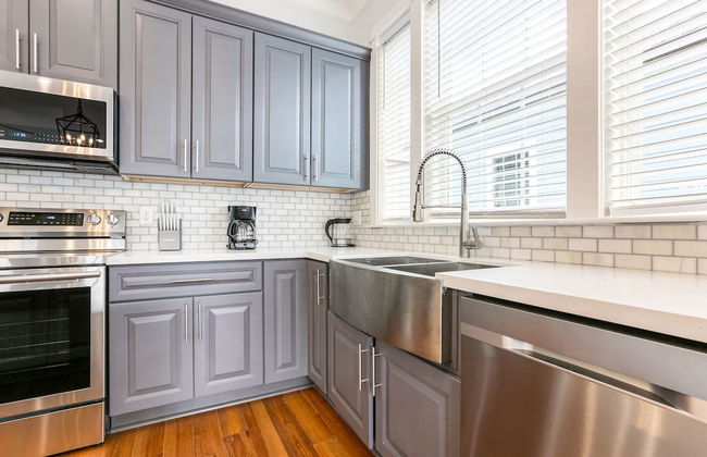 Modern 4 BR Condo with Balcony & Pool - Near FQ - Foto 19