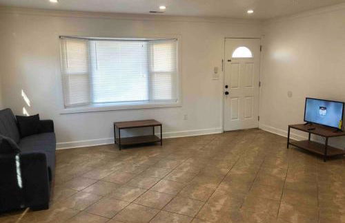 Private 2-bedroom house, free parking, 15-min walk to direct NYC Manhattan train, MetLife Stadium FIFA World Cup 30 minutes away - Foto 3