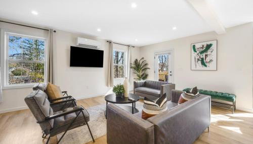 Spacious 5BR Home KING Bed Wi-Fi Parking - Photo 2