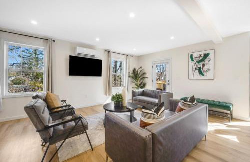 Spacious 5BR Home KING Bed Wi-Fi Parking - Foto 2