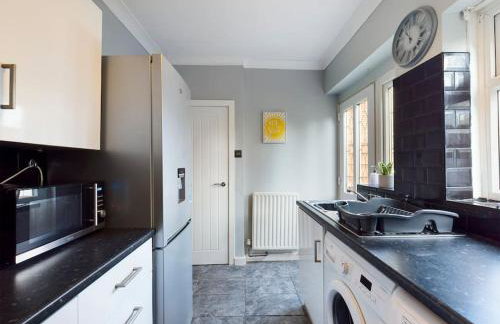 Stunning Family Home with Comfortable Surroundings by Our Home Short Stays ideally situated within Greater Manchester - Photo 6