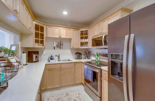 Entire Private Home with 3 Bedrooms 2 Bathrooms, Family Home Free Pool, Tub and Parking, Available Now - Foto 24