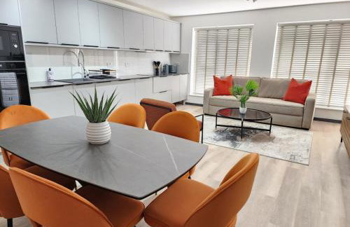 Elegant 2-Bed Apartment with AC, Sleeps 6, Free Parking, Netflix, WiFi, New build - Photo 1