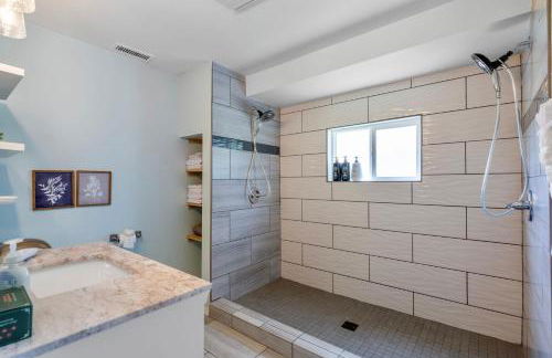 Modern Mountain View Getaway w Huge Outdoor Space - Foto 31