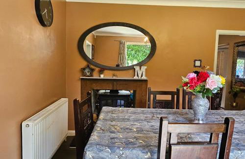 Stunning 4 bed house with huge garden and parking - Foto 15