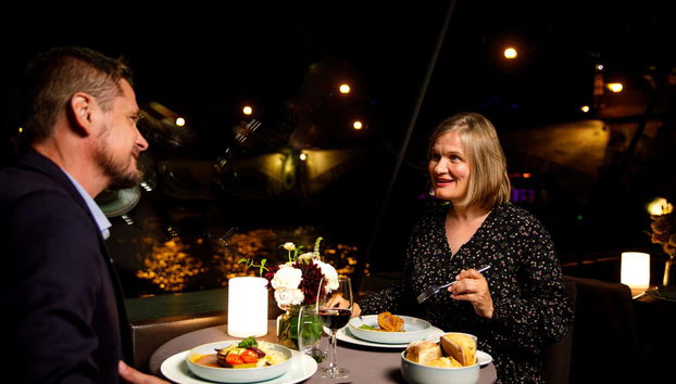 Crucero por el Sena desde la Torre Eiffel con cena - Foto 5, Cenaréis un delicioso menú a bordo del crucero por el Sena
