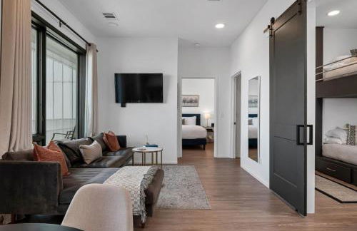 GULCH Condo with Pool Gym Private Patio & Garage - Foto 1