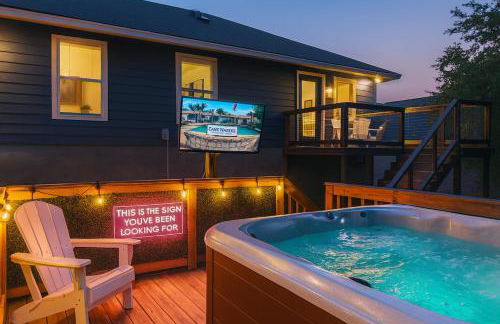Neon Vibes Outdoor TV Hot Tub Arcade Room - Foto 1