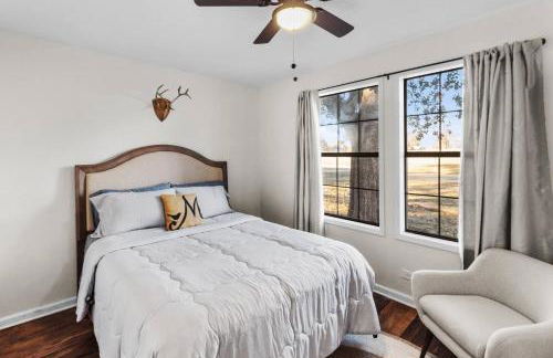 Southern Magnolia House with Porch Swing - Foto 6