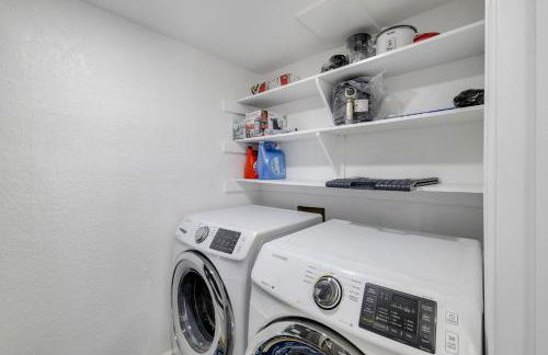 Arlington Entertainment District Home Green & White Door - Foto 26