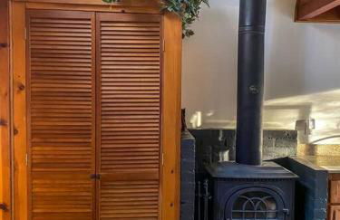 Wildland Zen Den Tiny House Retreat with Fireplace Grill AC Hammock Record Player Musical Instruments Pets OK - Foto 20