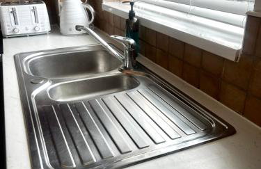 City Centre House - Pet Friendly - Free Parking - 2 Bedroom - Large Garden - Foto 8