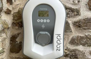 Luxury Farmhouse Retreat with Private Hot Tub & EV - Foto 8