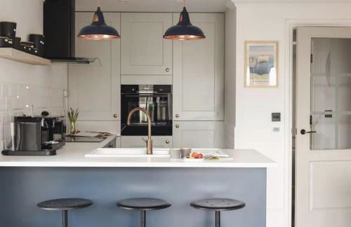 5 The Lookout - 2 bed apartment with parking, balcony & sea views - Photo 1