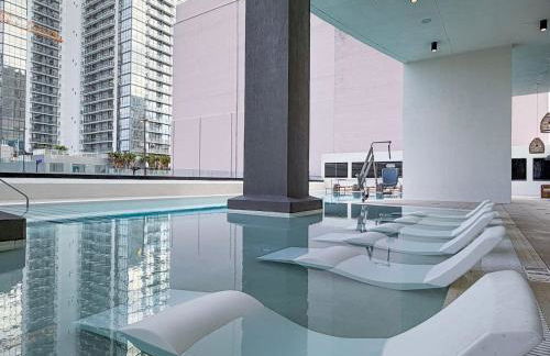 City Skyline Views & Rooftop Pool at District 225 - Foto 31