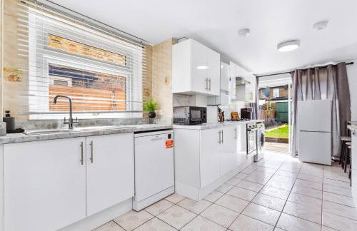 4BR North London I WiFi, Garden, Near Shops - Foto 21