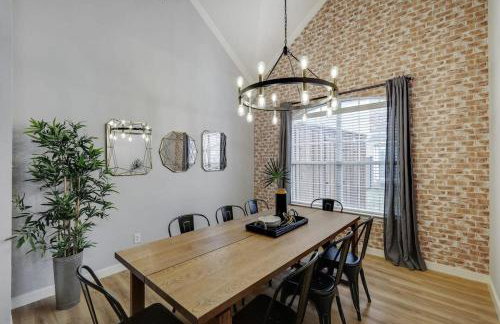 Stylish Spacious Convenient - 6-BD 2 5-BA + Pool - Foto 4