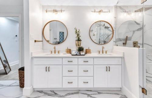 Lakefront Luxe 6BR 4B Home with Pool & Hot Tub - Foto 18