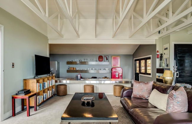 Spacious Apartment With Pool in Camps Bay - Photo 13