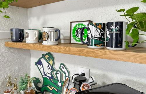 Step into School Spirit at the Golden Dome Getaway - Foto 2