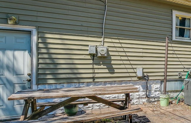 Cute Cozy and Cheerful 3 Bedroom House - Photo 8