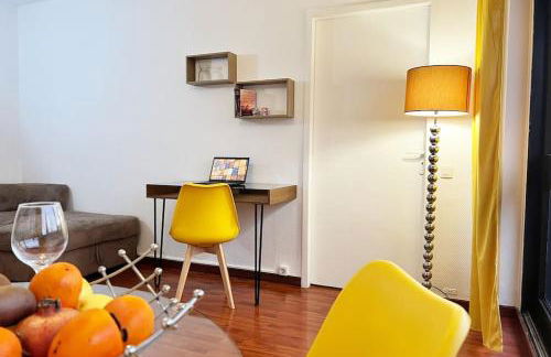 Sunny Flat, parking & RER C and H - Foto 18