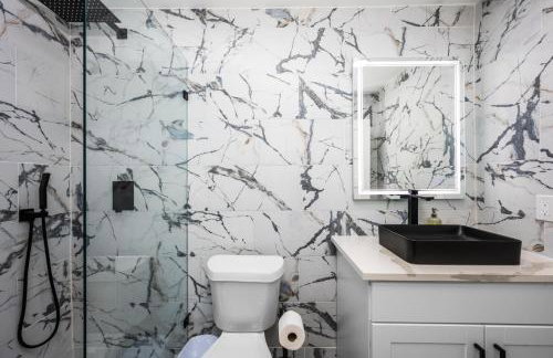 Chic & Cozy Montrose Apt with Pool & Parking - Foto 9