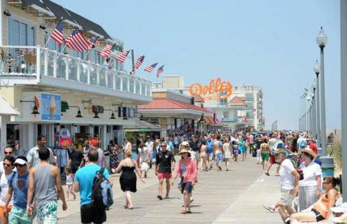 Stylish 2BR Condo Near Beach, Large Pool & Patio, Pet Friendly - Foto 57