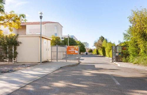 LE BLEU CAMARGUE - T3 EN DUPLEX CLASSÉ 3 ETOILES - CLIM - ARRIVÉE AUTONOME - Piscine privative à la résidence - Parking Gratuit - Wifi FIBRE - Animaux acceptés - Idéale Famille couple télétravail - Foto 21