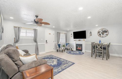 Elegant Retreat Near Downtown and Beach - Photo 1