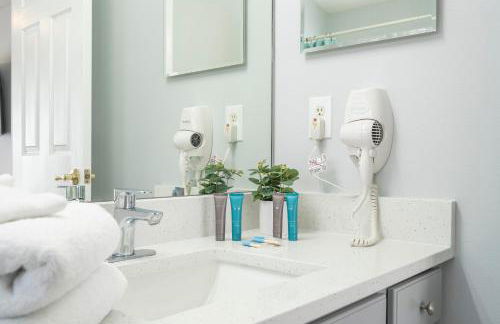 Magical 5-Bedroom Retreat w/ Pool, 3 Ensuite Bedrooms, Near Disney, and Internet! - Foto 7