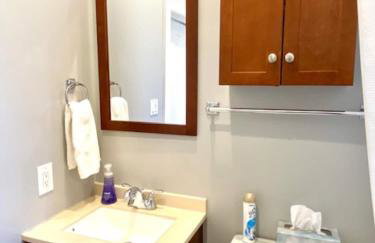 Walk to Wrigley 3BR1BA Sleeps 8 Free Parking - Foto 28