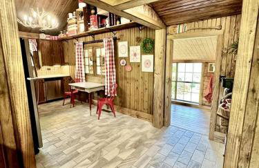 Tranquil Riverfront Cabin Retreat with Wildlife, Trails & Open Skies in Tahlequah, Oklahoma - Foto 33