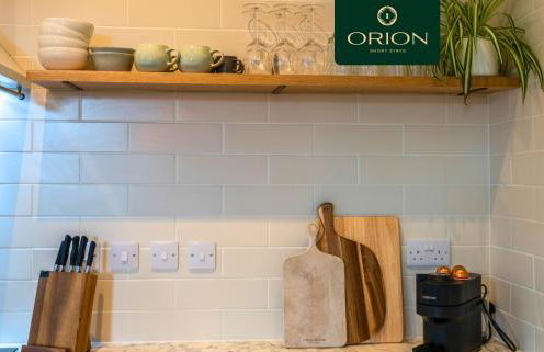 ORION SHORT STAYS is a Renewable Energy Specialist accommodation Provider based in Dundee, We have many properties available for large groups, ASK us for more details and for Custom Quotes, Many properties close to the PORTs and for Large Teams of 100 - Foto 49