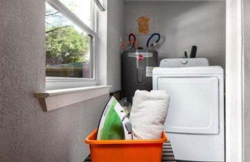 SXSW ready at Cultural Heritage Award winning home -Walk to 6th St, BBQ & Shops - Foto 42