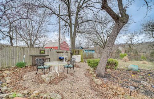 Historic Cabin with Yard 1 Mi to Lake Spavinaw! - Foto 21