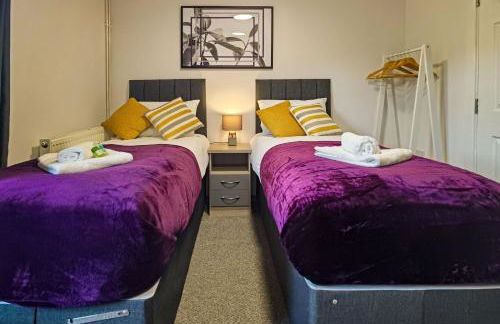 4 Bedroom 4 Bathroom Contractor House with Secure Locks on Each Bedroom Managed by Your Lettings Short Lets & Serviced Accommodation Peterborough including FREE Parking and WiFi - Foto 19