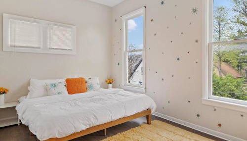 3BR City Chic Modern Apt - Central Location - Foto 2