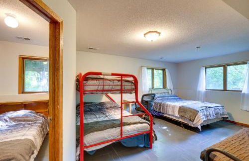 2 Mi to Cedar Lake Quiet Home with Fire Pit and Deck - Foto 14