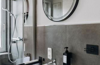 NASA Homes ruhiges Apartment WLAN Arbeitsplatz Balkon Hotelbetten - Foto 33