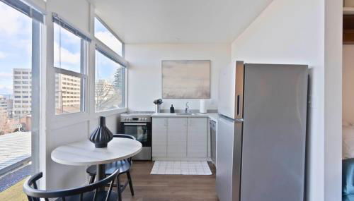 Midcentury Stay w Free Parking - Foto 2